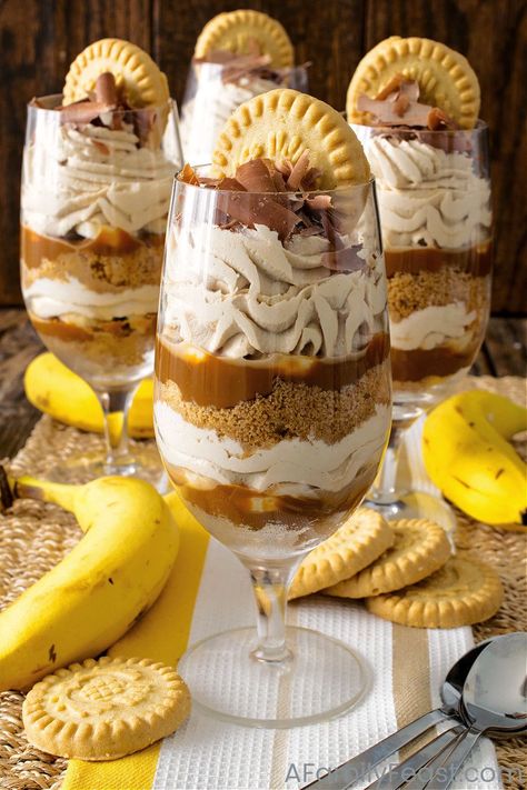 Banoffee Parfait - A Family Feast® Banoffee Parfait, Easy Parfait, Jar Desserts, Mason Jar Desserts, Parfait Desserts, Souffle Recipes, Chocolate Garnishes, Trifle Desserts, Dessert In A Jar