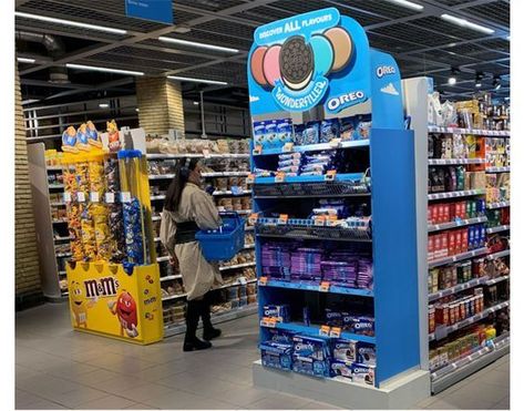 Rank 5 Most people will see and look at this display. This has a big oreo branding and promotes the product. This is also a very convienent place. Oreo Products, Point Of Purchase Display, Point Of Sale Display, Big Pops, Unique Cookies, Trying Something New, Pop Display, 2d Design, Point Of Purchase