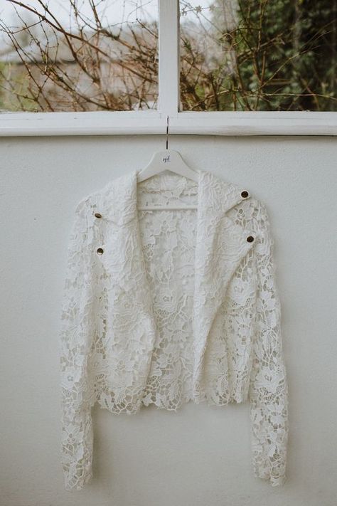 47 Glam And Chic Bridal Cover Ups - Weddingomania Lace Jacket For Wedding Dress, White Lace Jacket Outfit, Bridal Jacket Ideas, Wedding Jacket Bride Cover Up, Scotland Wedding Dress, Lace Jacket Outfit, Jacket Photography, White Lace Jacket, Net Jacket