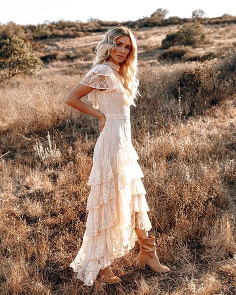 Wedding Dress With Cowboy Boots, Cowgirl Wedding Dress, Country Style Wedding Dresses, Foto Cowgirl, Dresses With Cowboy Boots, Cowgirl Wedding, Country Style Wedding, Cowboy Wedding, Country Wedding Dresses