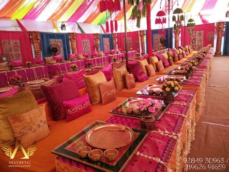 Shahi bhoj seating with customised design Shahi Bhojan Decoration, Unique Event Decor, Event Venue Design, Haldi Decoration Ideas, Mehendi Function, Indian House Design, Home Flower Decor, Modern Floral Arrangements, Seating Design