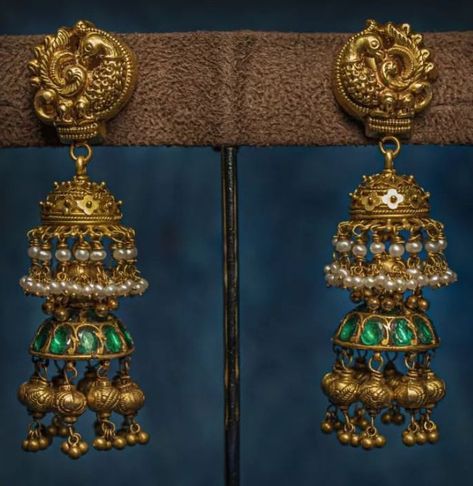 Traditional Gold Jhumkas, Gold Hanging Earrings Indian, Jumkas Antiques, Jadtar Earrings, Everyday Diamond Earrings, Big Earrings Gold, Jadau Earrings, Fashion Jewelry Necklaces Gold, Temple Jewellery Earrings