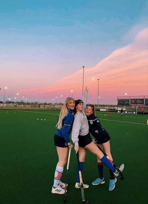 Hockey Girl Aesthetic, Field Hockey Outfits, Aesthetic Field, Hockey Outfits, Field Hockey Girls, Hockey Pictures, Hockey Training, Hockey Girl, Three Girls