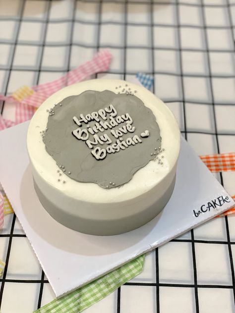 Gray Cake Birthday For Men, Kue Ulang Tahun Korea, Cake Cowo, Kue Bento Cake Aesthetic, Cake Birthday Aesthetic Boy, Birthday Cake Dark Aesthetic, 6 Inch Cake Design, Birthday Cake Korean, Kue Disney