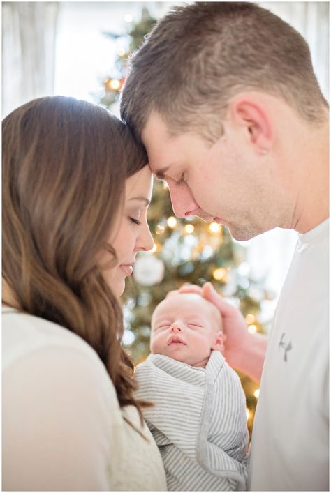 Newborn Family Pictures Christmas, Newborn Christmas Lights Photos, Christmas Card With Newborn Family, Holiday Newborn Family Photos, Christmas Newborn Photoshoot Family, Christmas Pictures With Newborn, Family Christmas Card Newborn, Lifestyle Newborn Photography Christmas, Newborn Christmas Pictures At Home