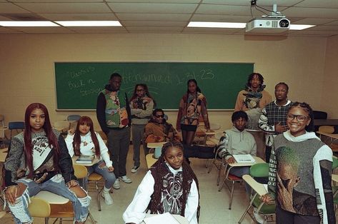 Black Group Photoshoot Ideas, Classroom Photoshoot Ideas, Eboard Photoshoot Ideas, Group Photoshoot Ideas Black People, Yearbook Shoot, Eboard Photoshoot, High School Photoshoot, Classroom Photoshoot, Black Friend Group Aesthetic