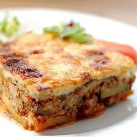 La Vraie Moussaka Grecque : recette de La Vraie Moussaka Grecque Bulgarian Moussaka Recipe, Traditional Greek Moussaka Recipe, Moussaka Recept, Bulgaria Food, Moussaka Recipe, Bulgarian Recipes, Greek Dishes, Low Fodmap Recipes, Fodmap Recipes