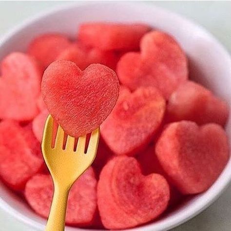 Clean Fruit, Watermelon Heart, Detox Tips, Detox Drinks Recipes, Summer Watermelon, Detox Your Body, Diet Help, Eat Clean, Detox Drinks