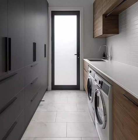 Contemporary Laundry Room, Laundry Room Wallpaper, Stylish Laundry Room, Dream Laundry Room, Laundry Room Flooring, Laundry Room Layouts, Residential Building Design, Laundry Room Renovation, Laundry Design