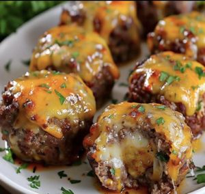 Meatloaf Bites, Stuffed Meatloaf, Cheese Stuffed Meatballs, Meatloaf Ingredients, Easy Family Recipes, Classic Meatloaf, Sauce Tomate, Meat And Cheese, Easy Family Meals