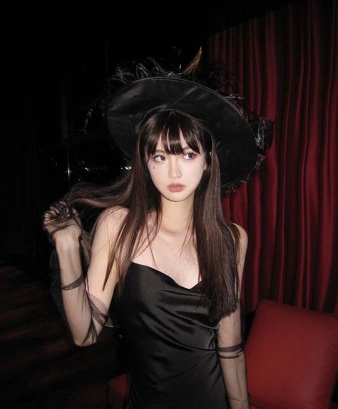 #aesthetic #halloween #cute #witch #asian #uzzlang #pfp #ethereal #dreamy #pretty #uzzlanggirl Asian Halloween Ideas, Kpop Halloween Costume, Stylish Halloween Costumes, Iconic Halloween Costumes, Classy Halloween Costumes, Girls Halloween Outfits, Pretty Halloween, Aesthetic Korean, Witch Halloween Costume