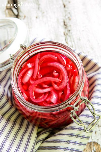 Pickled red onions Best Pickled Red Onions, Make Pickled Red Onions, Pickled Veggies, Pickled Vegetables, Pickled Red Onions, Easy A, Pickled Onions, Red Onions, Wine Vinegar