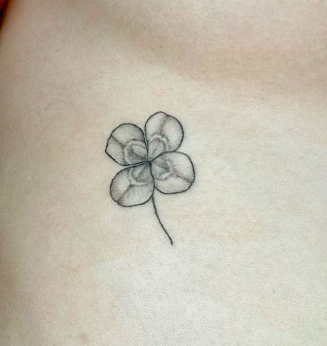 4leaf Clover Tattoo, Tattoo Four Leaf Clover, Leaf Clover Tattoo, Four Leaf Clover Tattoo, Clover Tattoo, Clover Tattoos, Knee Tattoo, Tat Ideas, Rib Tattoo