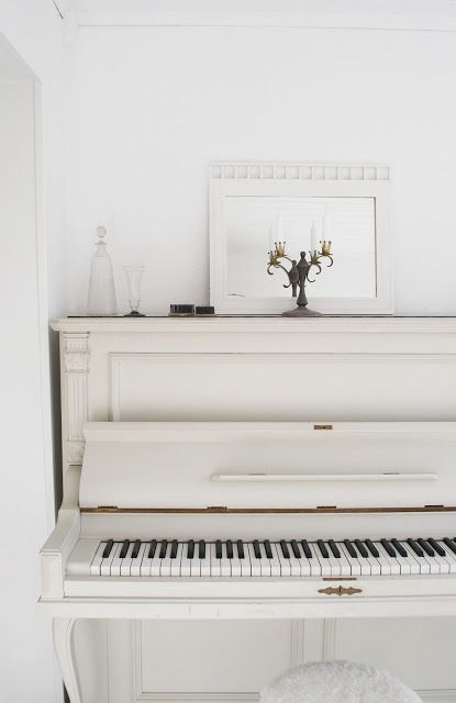 old white piano Painted Pianos, White Piano, Piano Room, Moon River, White Cottage, 背景 シンプル, White Rooms, Shades Of White, White Houses