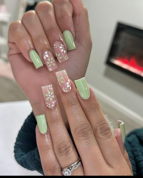 Green Nail Inspo Acrylic Short, Short Acrylic Nails Teal Green, Green White Nail Designs, Green And White Square Nails, Sage Green Nail Ideas Square, Nails To Match With Green Dress, Princess Tiana Nail Ideas, Green Square Nails Design, Green Nails Sage