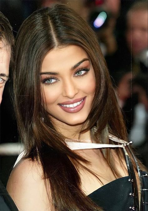 Ashwariya Rai Makeup, Aishwarya Rai Haircut, Ashwariya Rai Hair, Ashwariya Rai Aesthetic, Aishwarya Rai Now, Aishwarya Rai Hair, Young Aishwarya Rai, Aishwarya Rai Aesthetic, Aishwarya Rai Eyes