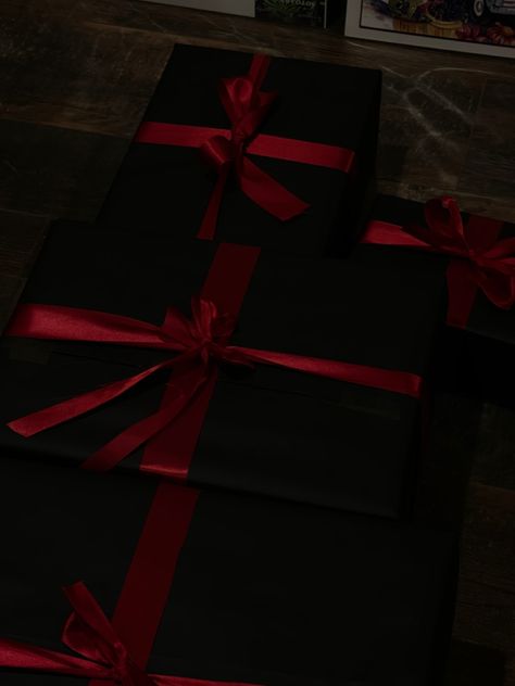 Red Wrapped Presents, Black And Red Gift Box Ideas, Black And Red Wrapping Christmas Gifts, Christmas Black Aesthetic, Black And Red Christmas Wrapping, Black Wrapped Gifts, Christmas Wrapping Ideas Aesthetic, Black And Red Gift Wrapping Ideas, Black Present Wrapping