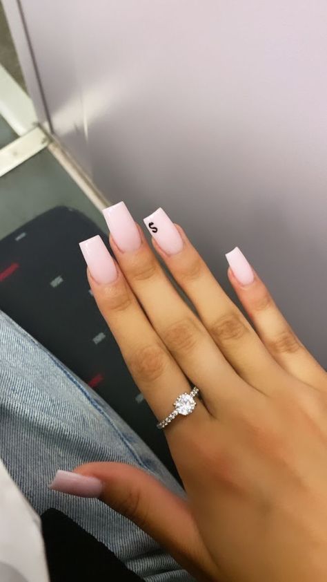 Nail Inspo With Initial Short, S Initial On Nails, Simple Nails With Initials, Short Acrylic Nails With Initials, White Nails With Initial, Initial On Nails, Nails With His Initials, Plain Acrylic Nails, Nails Sets