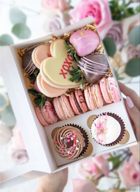 Valentines Day Sweets Box Ideas, Bakery Treat Boxes, Valentines Dessert Box Ideas, Valentine’s Day Dessert Box Ideas, Valentines Sweet Box Ideas, Box San Valentin, Valentines Day Dessert Box Ideas, Valentines Day Macarons, Valentine Treat Boxes Ideas