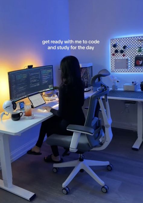 Women Software Engineer, Tech Bedroom Aesthetic, Computer Science Desk Setup, Programmer Setup Desk, Job At Google Aesthetic, Girls Who Code Aesthetic, Programmer Girl Aesthetic, Women In Tech Aesthetic, Tech Girl Aesthetic