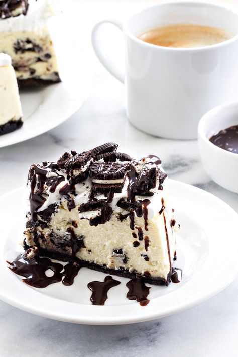 Instant Pot Oreo Cheesecake may just be the easiest cheesecake you'll ever make. It's the perfect size for a small family celebration or weeknight dinner! Pressure Cooker Desserts, Instant Pot Dessert, Instant Pot Desserts, Ip Recipes, Food Instant Pot, Instant Pot Meals, Oreo Dessert, Easy Cheesecake, Recipes Instant Pot