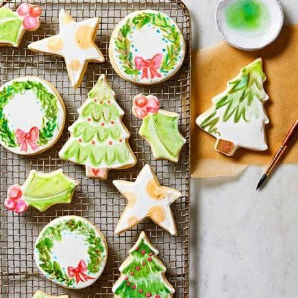 Old-Fashioned Sugar Cookies with Watercolor Icing: These crisp, airy cookies taste like old-fashioned bakery cookies—but they're decorated in a totally modern way that's fun and so kid-friendly. The "canvas" is royal icing, and the "paint" is just food coloring! Old Fashioned Sugar Cookies, Shortbread Bites, Decorated Christmas Cookies, Watercolor Cookies, Dream Bakery, Bakery Cookies, Food Decorating, Paint Cookies, Spritz Cookies