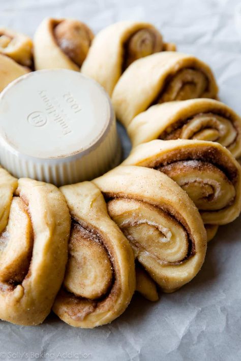 Cinnamon Roll Wreath, Overnight Cinnamon Rolls Recipe, Roll Wreath, Overnight Cinnamon Rolls, Pizza Sugar Cookie, Cinnamon Roll Dough, Holiday Dessert Recipes, Vanilla Icing, Holiday Brunch