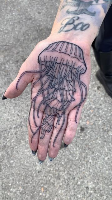 Luke.A.Ashley on Instagram: "Jelly fish for @riae_ 💙 Made today at @polifamous_tattoo_atelier ❄️ Using @vladbladirons 🌙 #tattoo #palmtattoo #handtattoo #fingertattoo #jellyfishtattoo #jellyfish #outlinetattoo #lineworktattoo #londontattoo #londontattooartist #vladbladirons #auraninetyfour #neotraditionaltattoo #neotraditionaleurope #inkedmag #skinartmag #blxckink #pics_of_inked_ #onlythedarkest #oldschooltattoo #inkofkings #blackworkers #blackworktattoo #minimalarchivetattoo #milanotattoo #tat Palm Tattoo Ideas, Hand Palm Tattoos, Palm Size Tattoos, Palm Tattoo, Traditional Black Tattoo, Circle Tattoos, Insect Tattoo, Palm Tattoos, Jellyfish Tattoo