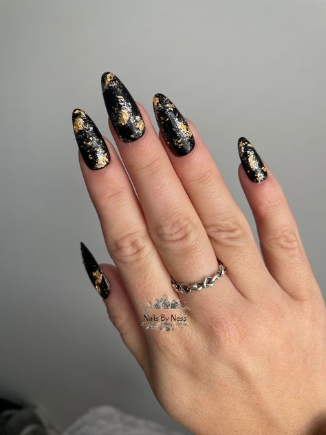 Black Nail With Gold Foil, Black And Gold Foil Nails, Black Foil Nails, Nails Black And Gold, Cutesy Nails, Foil Nail Designs, Press On Nails Black, Gold Gel Nails, Easter Nail Designs