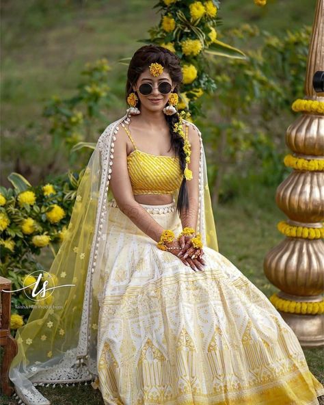 Haldi Clothes, Haldi Brides, Haldi Ceremony Outfit For Bride Unique, Haldi Bridal Outfit, Haldi Ceremony Outfit For Bride, Yellow Haldi Outfit, Haldi Look For Bride, Shadi Decor, Haldi Ideas