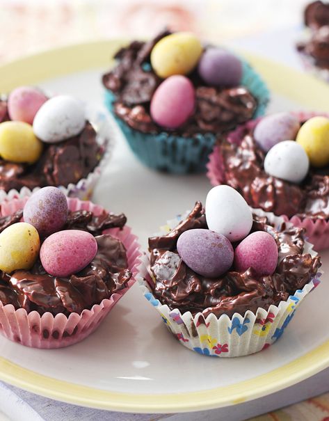 We defy anyone to resist these classic Easter egg nest cakes made with corn flakes and chocolate. Easter Egg Nest Cake, Chocolate Crispy Cakes, Easter Nests Recipe, Chocolate Cornflake Cakes, Easter Food Ideas, Cornflake Cake, Easter Baking Recipes, Easter Egg Nest, Easter Nests