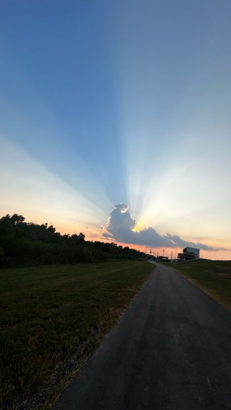 I am in love with taking pictures of the sky and I think this was the best one I have taken— Pretty Sky Pictures, Night Sky Pictures, Taking Pictures Of The Sky, Picture Of Sky, Pics Of The Sky, Picture Of The Sky, Pictures Of The Sky, Calm Pictures, Photo Fake