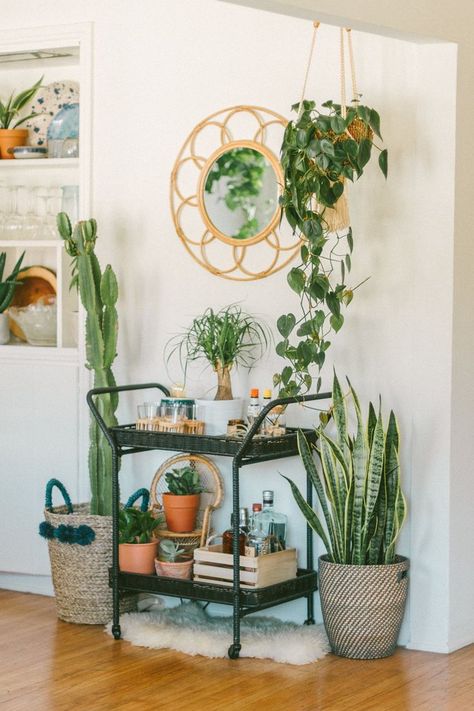 Boho Bar Cart | @saratoufali blackandblooms.com Room Mirror Ideas, Boho Bar, Diy Bar Cart, Gold Bar Cart, Bar Sala, Outside Bars, Bar Cart Styling, Cart Decor, Bar Cart Decor