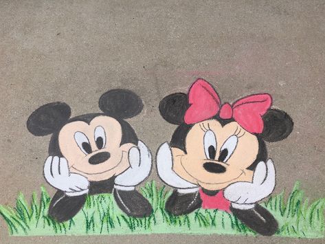 Mickey Mouse Chalk Art, Minnie Mouse Chalk Art, Disney Chalk Art, Chalk Ideas, Sidewalk Chalk Art, Cute Easy Doodles, Sidewalk Art, Easy Doodles, Chalkboard Ideas