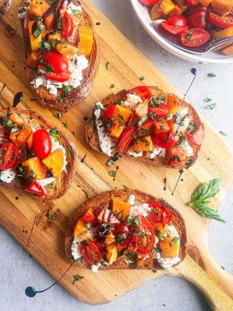 Easy Burrata Bruschetta with Peaches and Tomatoes Burrata Bruschetta Recipe, Burrata Bruschetta, Bruschetta Recept, Easy Bruschetta Recipe, Easy Bruschetta, Ricotta Toast, Bruschetta Recipe, Fresh Garlic, Finger Food