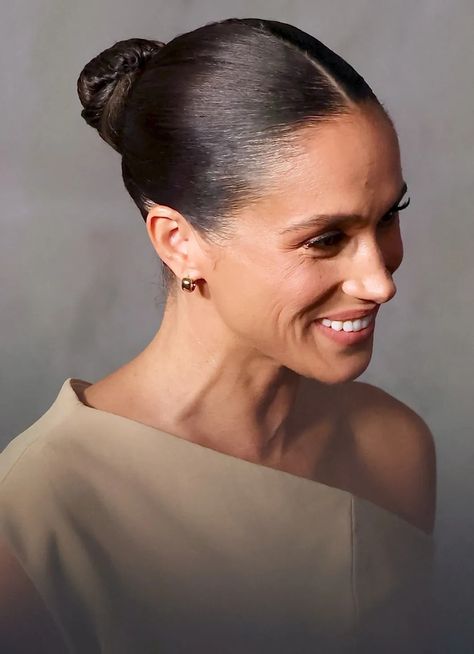 hair, hairstyles, elegant hairstyle, timeless hairstyle Classy Sleek Hairstyles, Sleek Bridal Hair, Messy Bun Styles, Sleek Buns, Sleek Bun Hairstyles, Timeless Hairstyles, Long And Short Hair, Classy Hairstyles, Chignon Hair