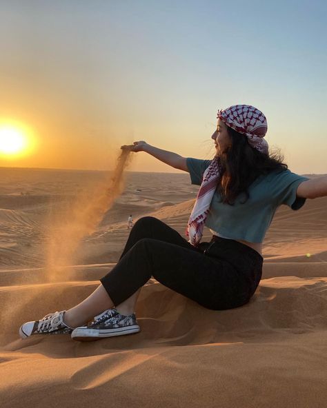 Desert Safari Poses, Dessert Safari Dubai Outfit Ideas, Dahab Egypt Outfits, Desert Pictures Ideas, Desert Photography Ideas, Dubai Desert Outfit, Desert Photoshoot Outfit, وادي رم, Dessert Outfit