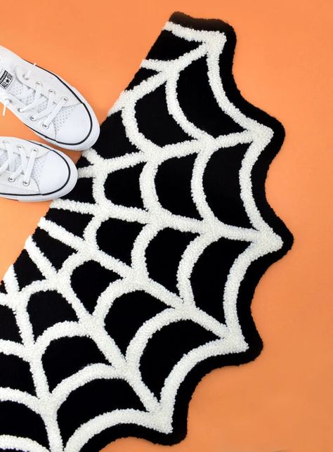 A little bit spooky and a whole lot cute, grab the free pattern to make your own Spiderweb Punch Needle Rug! Goth Tufted Rug, Spider Man Tufted Rug, Halloween Rugs Ideas, Spiderweb Rug, Goth Punch Needle, Simple Rug Design, Halloween Tufted Rug, Cute Tufted Rug, Punch Ideas