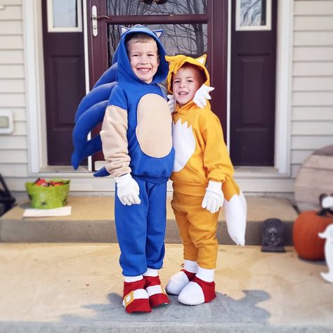 Sonic the Hedgehog and Tails DIY Halloween costumes for kids.  -Start with hooded sweatshirts and sweatpants -Using matching fleece material, sew on spikes, ears, and tails. Fill spikes, tails, and ears with cotton -Use additional fleece material to sew on embellishments such as inner ears, Sonic's arms, stomachs, whiskers, tail tips, and Tails' fur on hood. Fill whiskers and Tails' fur on hood with cotton -Shoes are shoe covers made of felt and elastic -Add regular socks and white gloves Diy Sonic Costume, Sonic The Hedgehog Halloween Costume, Brother Sister Halloween, Costumes For Kids Boys, Sonic The Hedgehog Halloween, Brother Sister Halloween Costumes, Hedgehog Halloween, Sonic The Hedgehog Costume, Matching Family Halloween Costumes