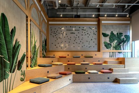 Vodafone Office, Coworking Space Design, Tiered Seating, Innovative Office, Cool Office Space, Coworking Office, Office Space Design, Built In Furniture, Country Houses