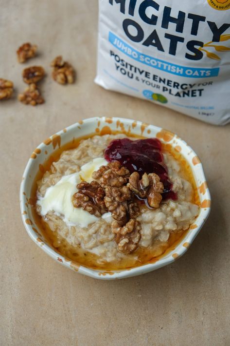 Creamy vanilla, cinnamon and nutmeg porridge topped with cinnamon cranberry compote and toasted walnuts is the ultimate Christmas breakfast. Apple Porridge, Cranberry Compote, Homemade Applesauce, Porridge Oats, Ultimate Christmas, Toasted Walnuts, Christmas Breakfast, Fresh Cranberries, Healthy Sweets