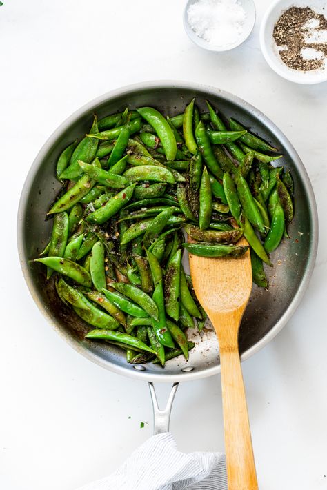 Easy garlic lemon sugar snap peas - Simply Delicious Sugar Snap Pea Recipe, Snap Peas Recipe, Snap Pea, Side Dish Recipes Easy, Easy Side Dish, Pea Recipes, Lemon Sugar, Sugar Snap Peas, Simply Delicious