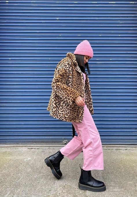 Colourful Fall Outfit, Color Winter Outfit, Winter Colorful Outfits, Colorful Winter Fashion, Colorful Wardrobe, Leopard Print Outfits, Winter Outfit Inspiration, Pink Pants, Mode Inspo