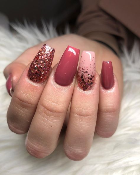 Gold Coffin Nails, Rose Pink Nails, Gold Gel Nails, Metallic Nails Design, Gold Nail Designs, Pink Glitter Nails, Pink Gel Nails, Christmas Gel Nails, Rose Gold Nails