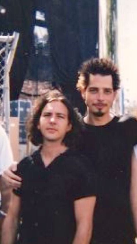 Chris Cornell & Eddie Vedder Eddie Vedder And Chris Cornell, Pearl Jam Eddie Vedder, Temple Of The Dog, Layne Staley, Grunge Guys, Grunge Band, Eddie Vedder, Alice In Chains, Chris Cornell