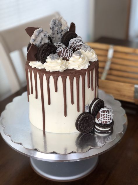 Oreo Cake, Whipped Cream, Oreo, Cake Decorating, Birthday Cake, Cream, Baking, Cake, Birthday