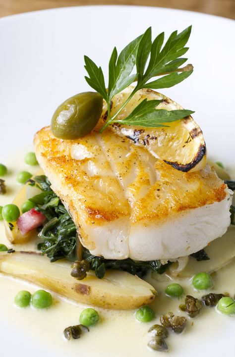 Sauteed Spinach, White Sea, Sea Bass, Fish Recipes, Savoury Food, Seafood Recipes, Peas, Camembert Cheese, Spinach