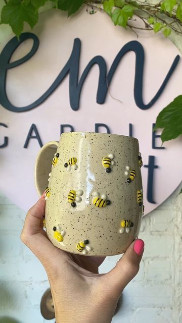 Clay Bee Mug, Bee Clay Mug, Bee Ceramics, Bee Mugs, Bee Pottery, Bee Mug, Pretty Mugs, Diy Ceramic, Clay Bowl