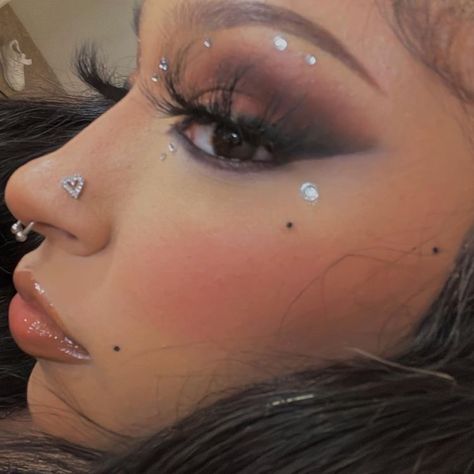 Cute Face Accessories, Makeup Looks For Homecoming, Y2k Make Up, Makeup Ideas Y2k, Edgy Makeup Looks, Swag Makeup, Alternative Makeup, Face Beat, Glam Makeup Look