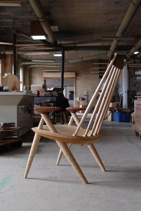 the windsor chair: historical models + experimental redesigns at ATELIER MUJI GINZA Concept Chair, Scandinavian Chair, Wood Furniture Plans, Windsor Chairs, Furniture Studio, Furniture Design Inspiration, Scandinavian Chairs, Wood Furniture Design, Windsor Chair